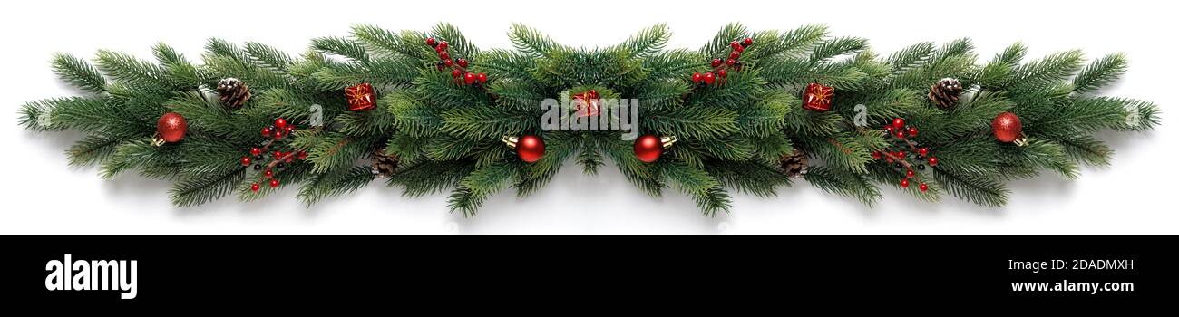 Extra breiter Weihnachtsrand mit Tannenzweigen, roten Kugeln, Tannenzapfen und anderen Ornamenten Stockfoto