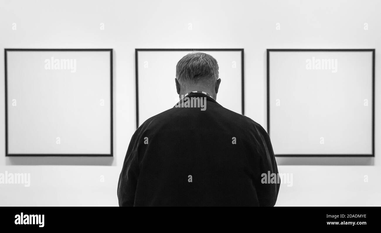 NEW YORK, USA - 01. Mai 2016: People Inside Museum of Modern Art. Die Sammlung MoMAs bietet einen Überblick über moderne und zeitgenössische Kunst, Architektur, de Stockfoto
