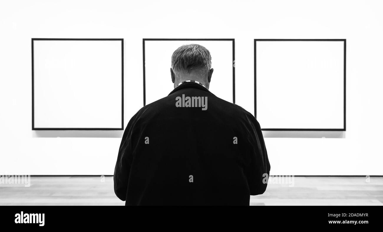 NEW YORK, USA - 01. Mai 2016: People Inside Museum of Modern Art. Die Sammlung MoMAs bietet einen Überblick über moderne und zeitgenössische Kunst, Architektur, de Stockfoto