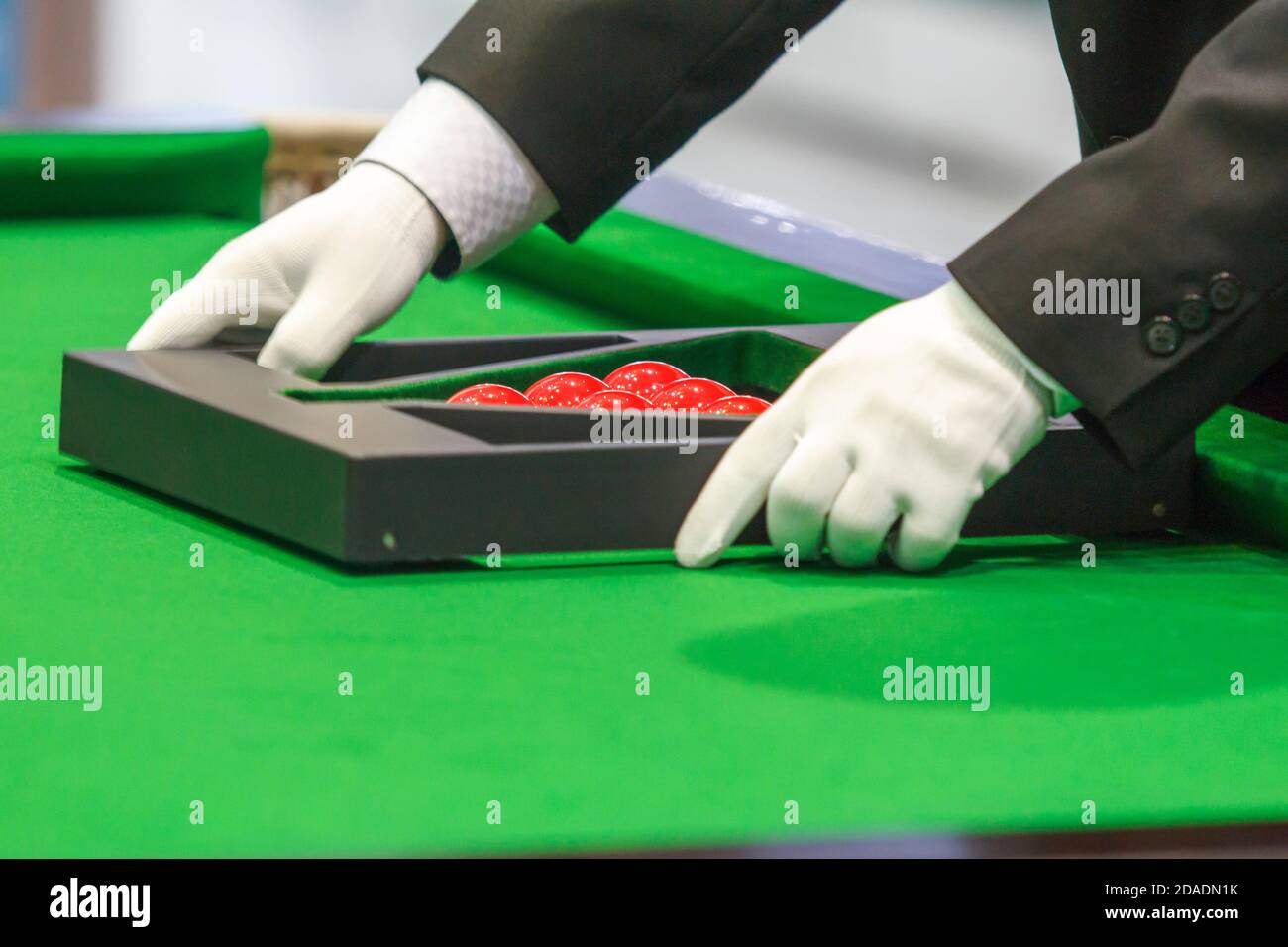 Snooker Schiedsrichter richten Ball für neues Spiel Stockfoto