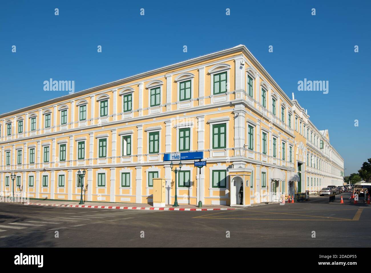 Bangkok, Thailand - 7. Dezember 2019: Straßenansicht des gelben Verteidigungsministeriums von Thailand in Bangkok. Stockfoto