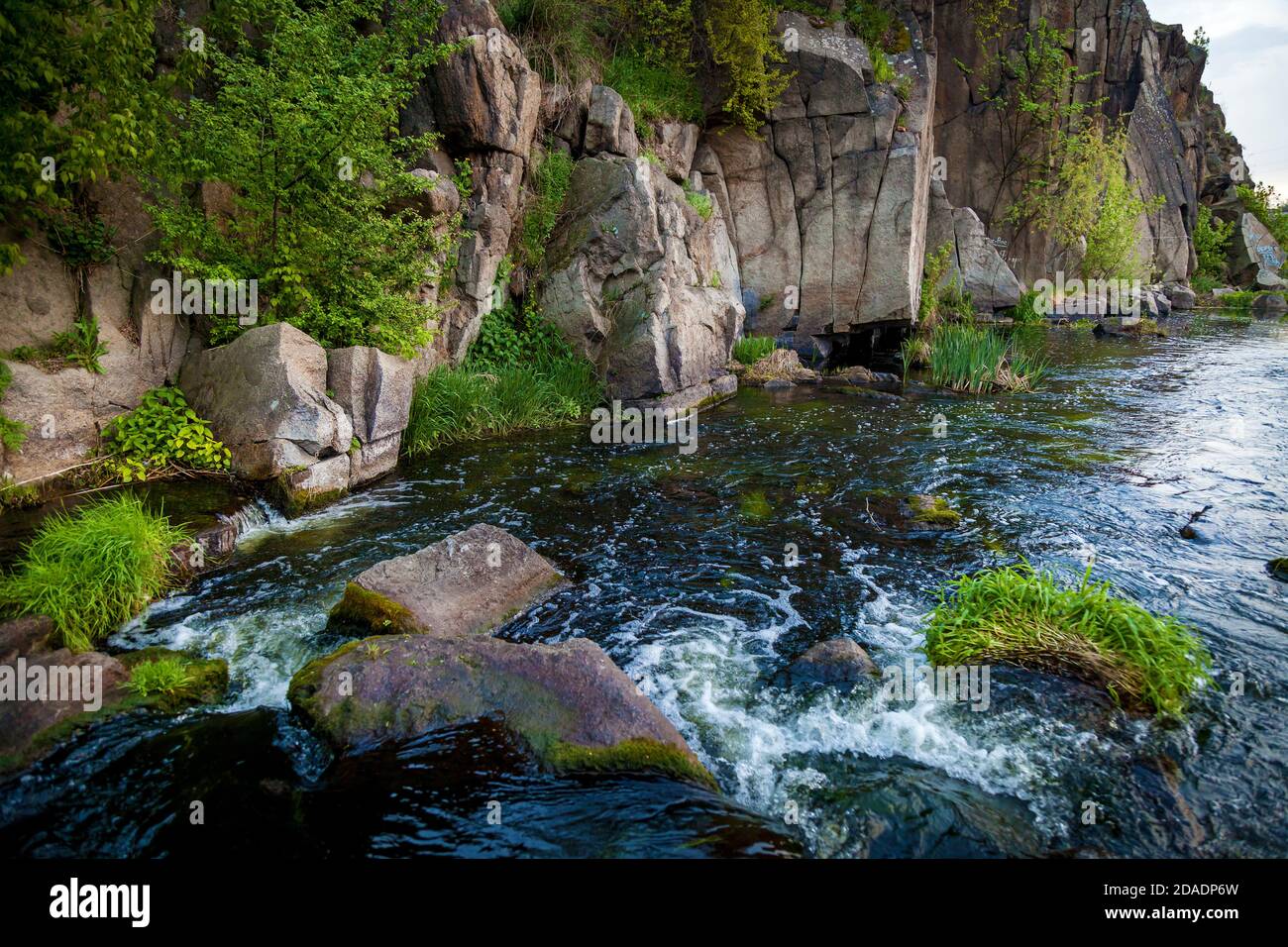 Boguslavsky Granit Canyon, Ukraine. Schneller Fluss des Flusses Ros in der Nähe von Granitfelsen. Sehenswürdigkeiten und Natur der Ukraine. Stockfoto