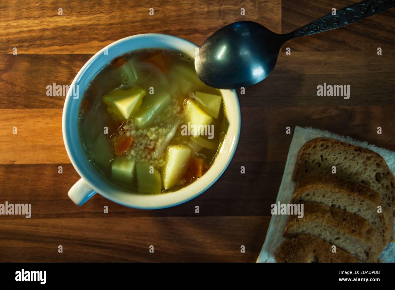 Ein Becher mit Kartoffelsuppe Stockfoto