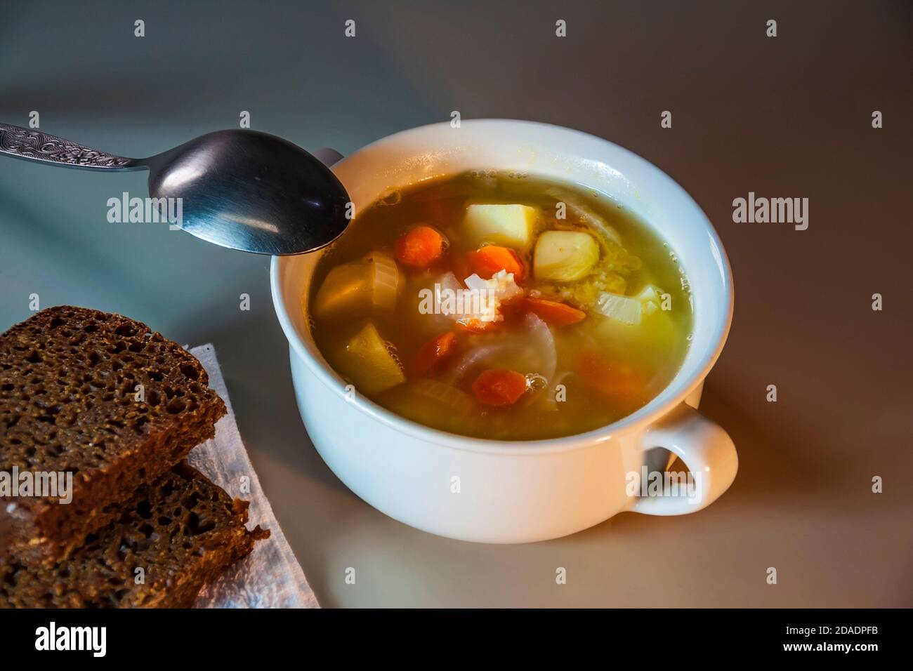Ein Becher mit Kartoffelsuppe Stockfoto