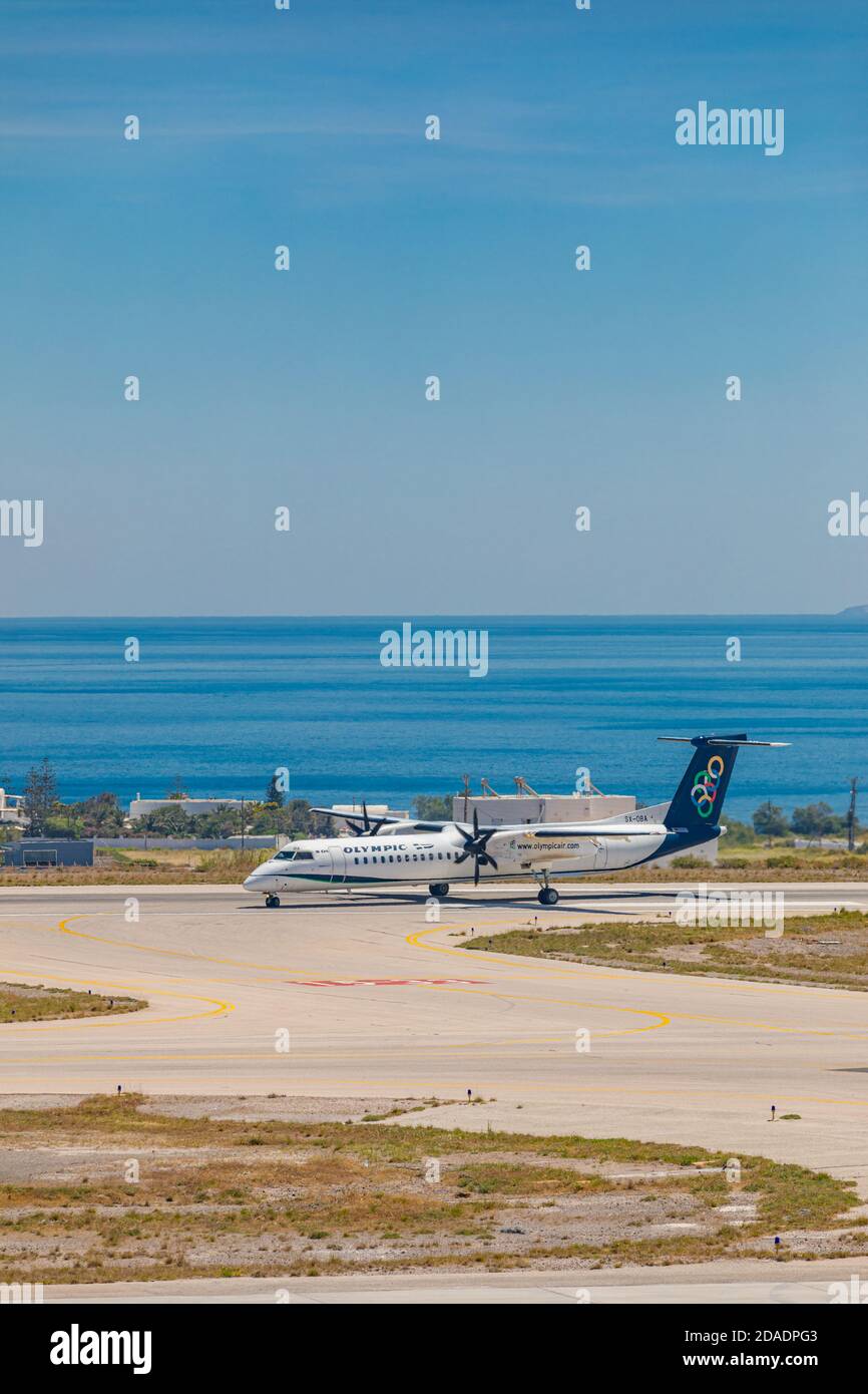 05.13.19 - Santorini, Griechenland: Olympic Airlines landet. Am internationalen Flughafen auf Santorini, Griechenland. Olympic Air Bombardier Stockfoto