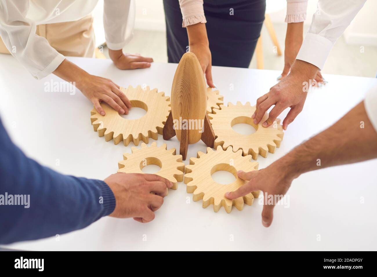 Nahaufnahme der Hände der Menschen zusammengelegt Holzfiguren. Ausbildung für Geschäftsleute. Stockfoto