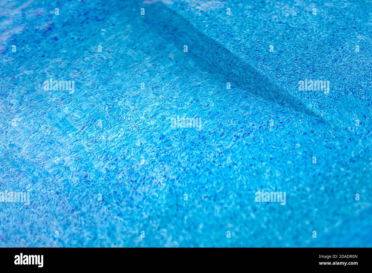 Rand der Pools mit türkisblauem Azurblau und blauer Wasserfarbe. Sommerurlaub, Urlaubsstimmung, Infinity-Pool Stockfoto