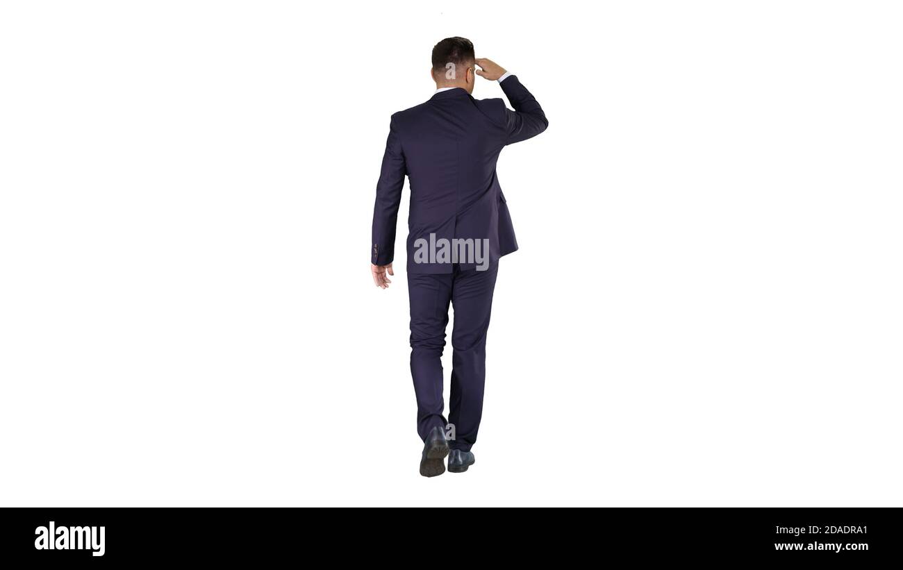 Geschäftsmann, der weit weg auf weißem Hintergrund läuft und schaut. Stockfoto