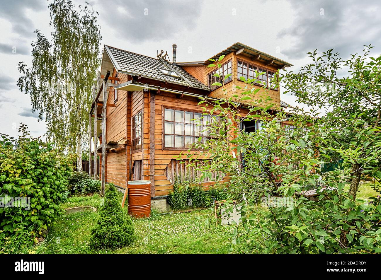 Rustikales zweistöckiges Holzhaus, Landleben im Sommer. Russland Stockfoto