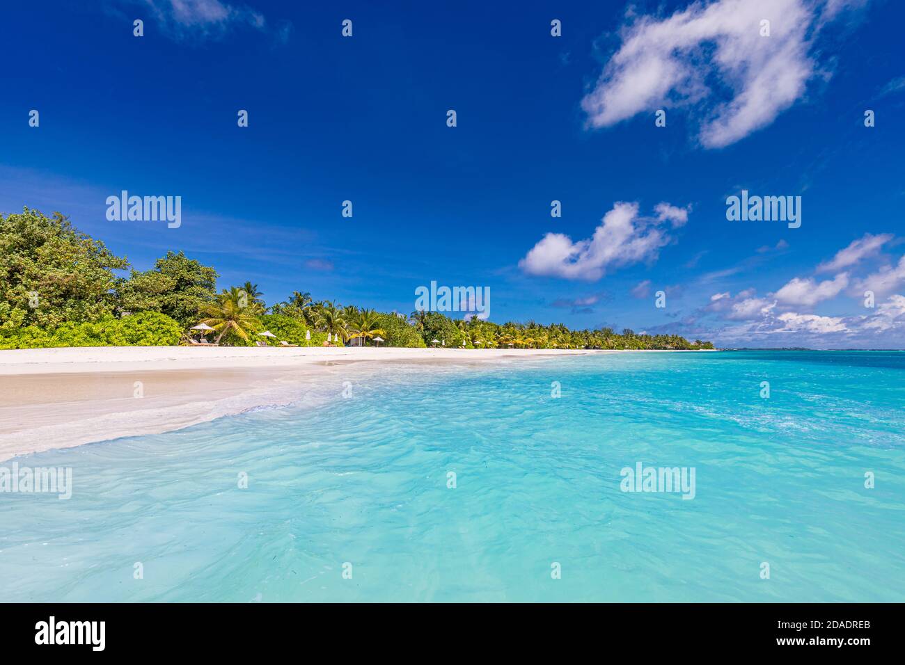 Tropische Strandlandschaft, erstaunliche Lagune, exotische Natur Muster. Weißer Sand, Palmen unter sonnenblauem Himmel. Idyllische, entspannende Strand Naturlandschaft Stockfoto