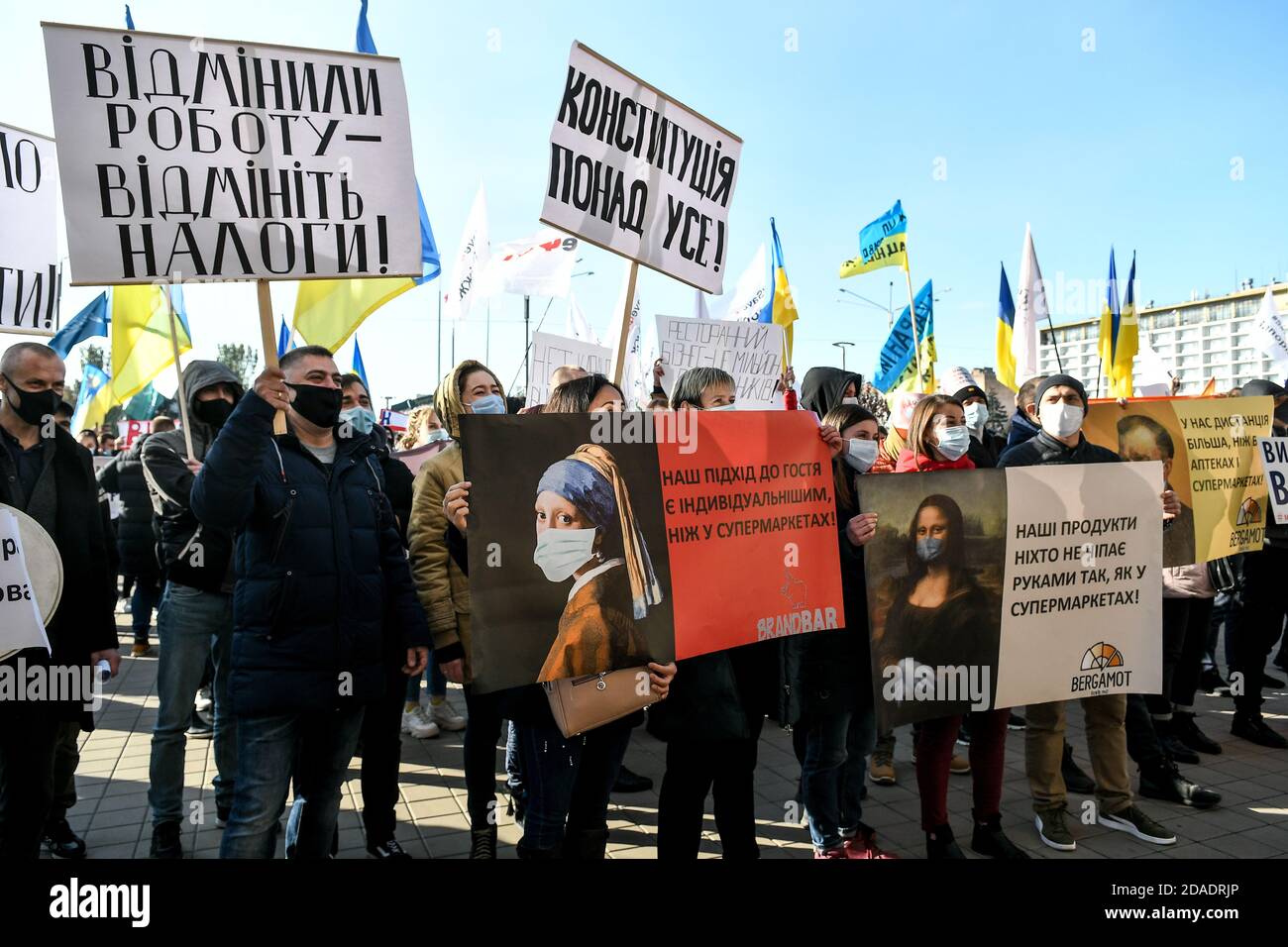 Non Exclusive: ZAPORIZHZHIA, UKRAINE - 11. NOVEMBER 2020 - Restaurant- und Hotelarbeiter protestieren gegen die Einführung der Wochenendsperre outsi Stockfoto