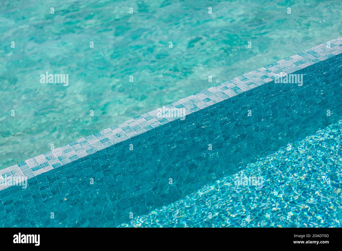Abstract schöne Welle Wellen und klare türkisfarbene Wasseroberfläche im Schwimmbad, Türkis oder blaue Wasserwelle für Hintergrund und abstrakt Stockfoto