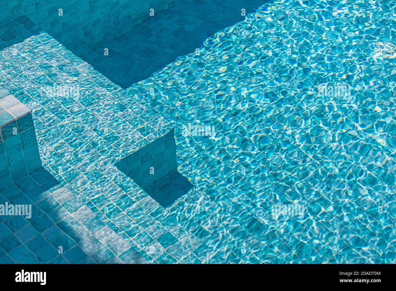 Abstract schöne Welle Wellen und klare türkisfarbene Wasseroberfläche im Schwimmbad, Türkis oder blaue Wasserwelle für Hintergrund und abstrakt Stockfoto