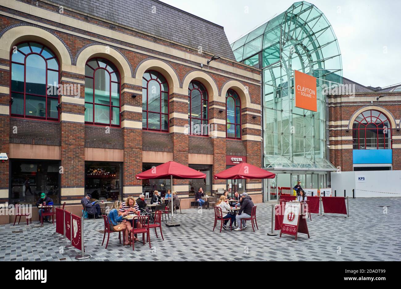 Costa Coffee im Zentrum von Liverpool mit weit auseinander Tische draußen aufgrund von Covid-Vorschriften Stockfoto