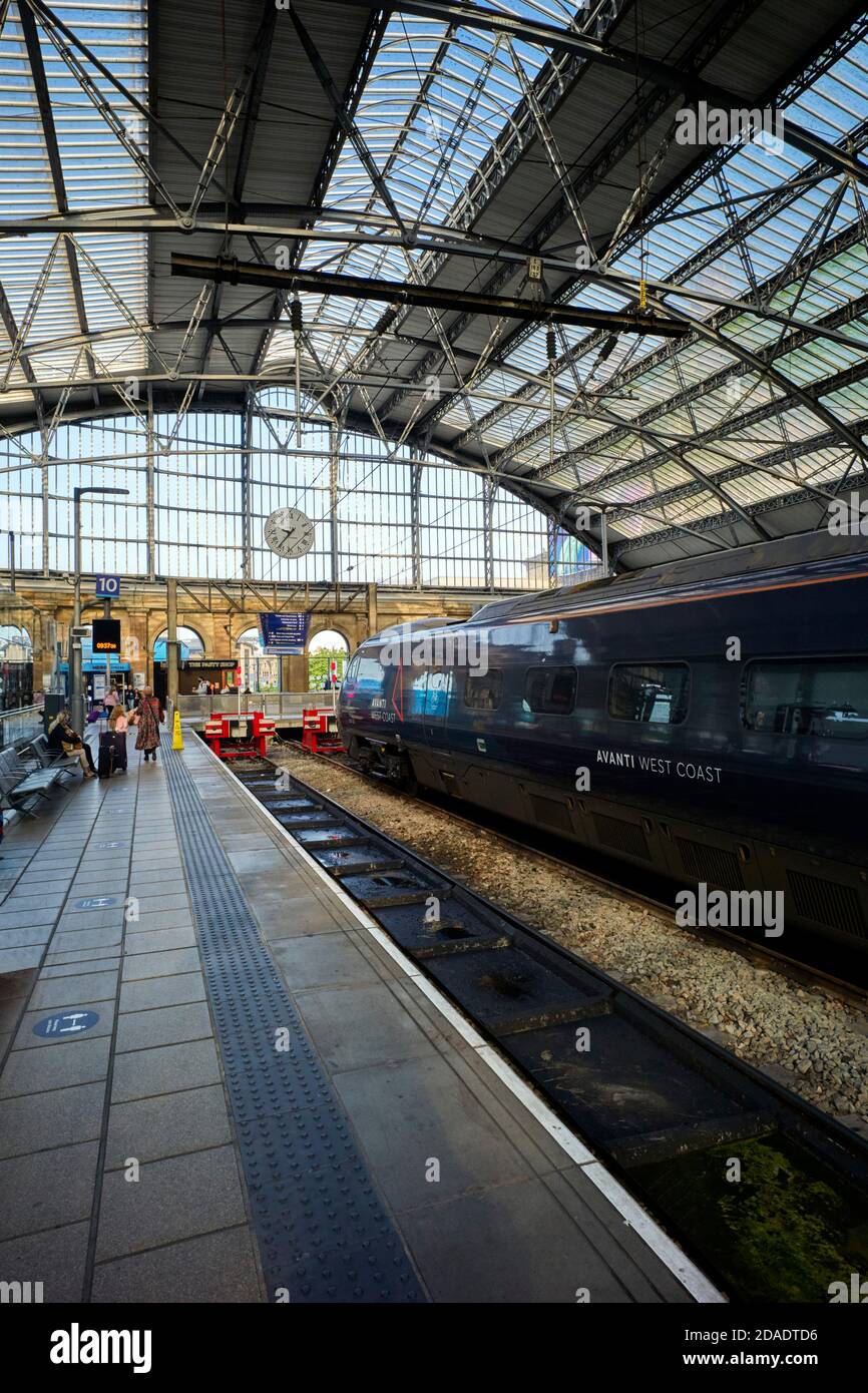 Avanti West Coast Pendalino Zug am Bahnhof Liverpool Lime Street Stockfoto