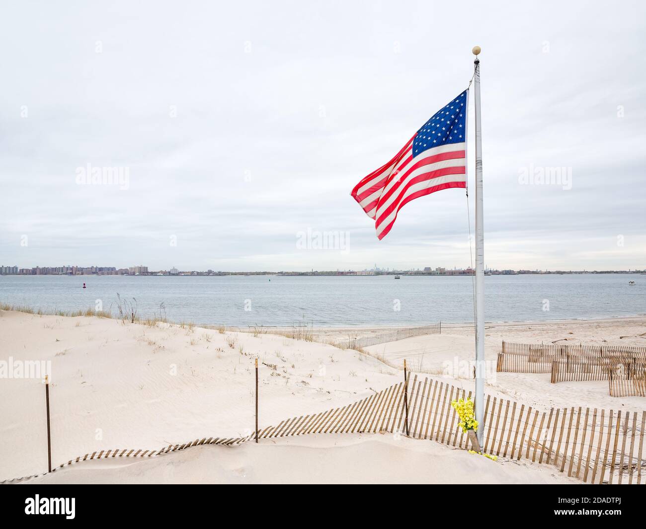 Amerikanische Flagge am Strand von Breezy Point. Breezy Point ist ein Viertel im New Yorker Stadtteil Queens, das sich am westlichen Ende der R befindet Stockfoto