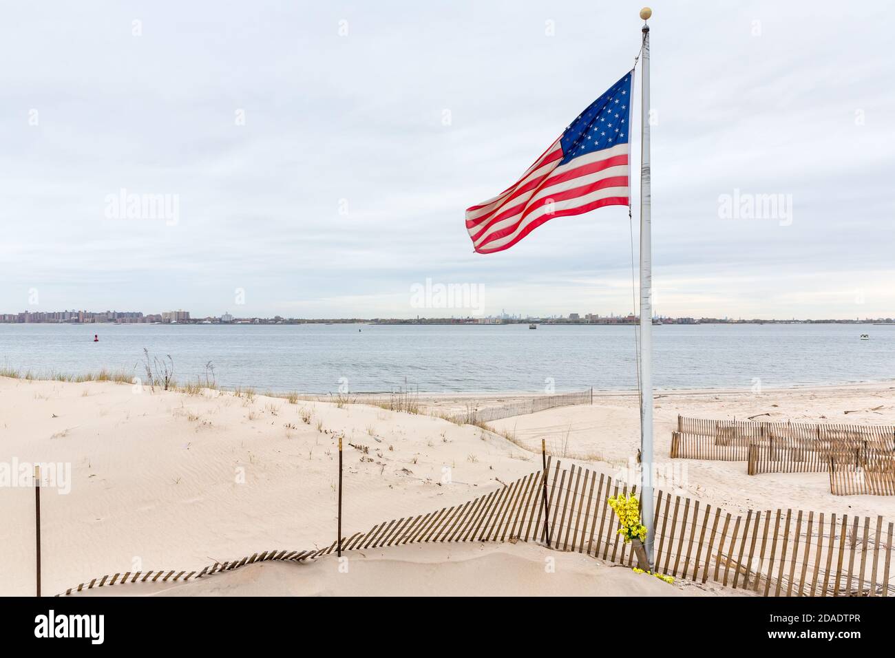 Amerikanische Flagge am Strand von Breezy Point. Breezy Point ist ein Viertel im New Yorker Stadtteil Queens, das sich am westlichen Ende der R befindet Stockfoto