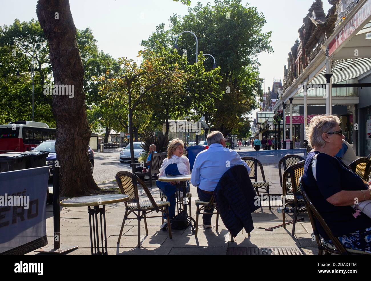 Ältere Leute sitzen vor der Filiale des Cafe Nero in Southport, Lancashire Stockfoto