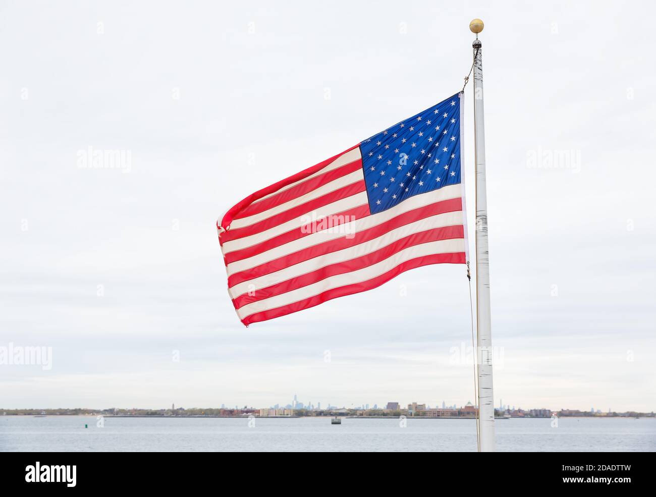 Amerikanische Flagge am Strand von Breezy Point. Breezy Point ist ein Viertel im New Yorker Stadtteil Queens, das sich am westlichen Ende der R befindet Stockfoto