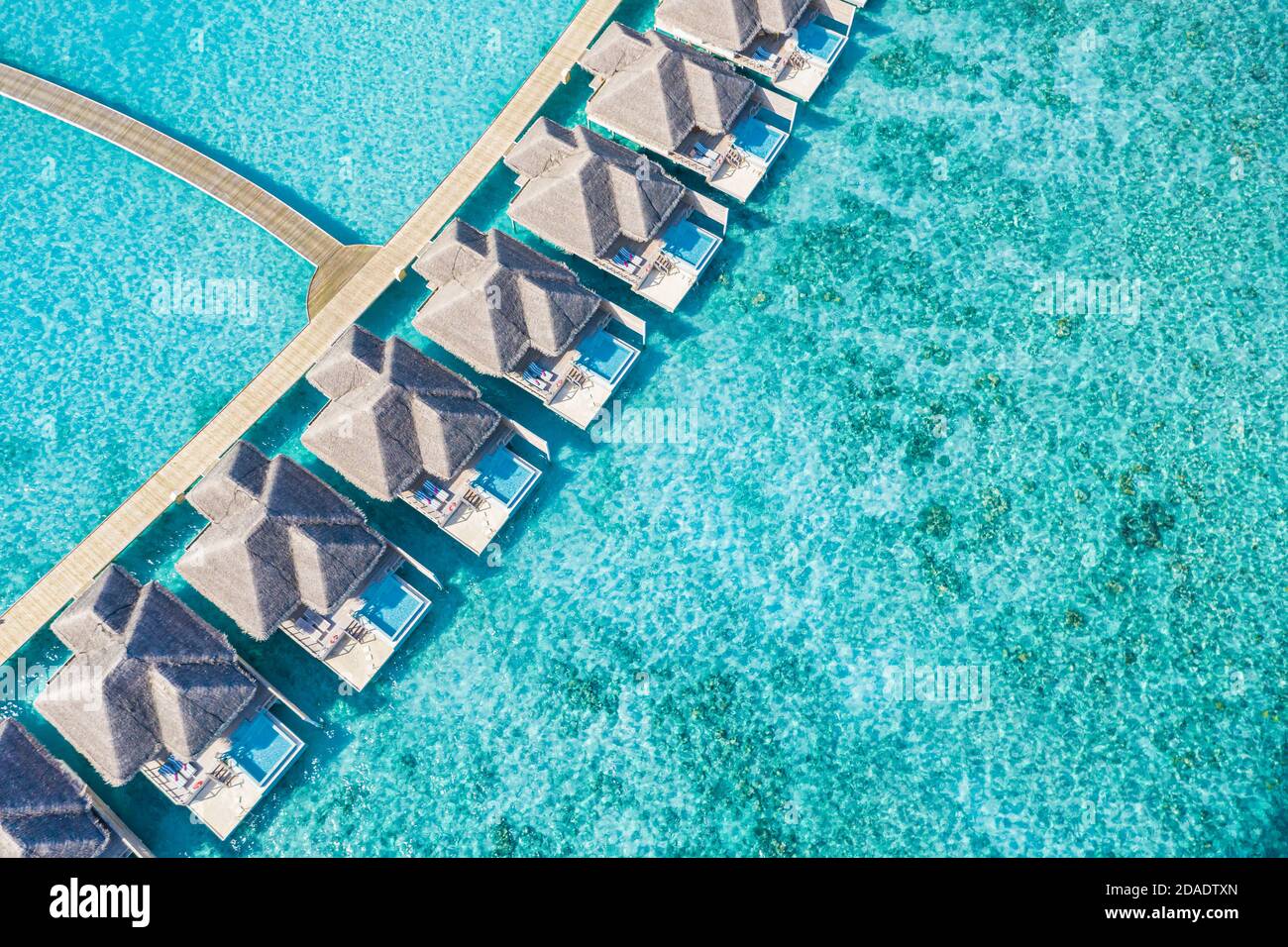 Atolle und Inseln auf den Malediven. Tropische Insel auf den Malediven mit luxuriösen Wasservillen, Bungalows über dem herrlichen blauen Meer. Sommerurlaub, Luftaufnahme Stockfoto