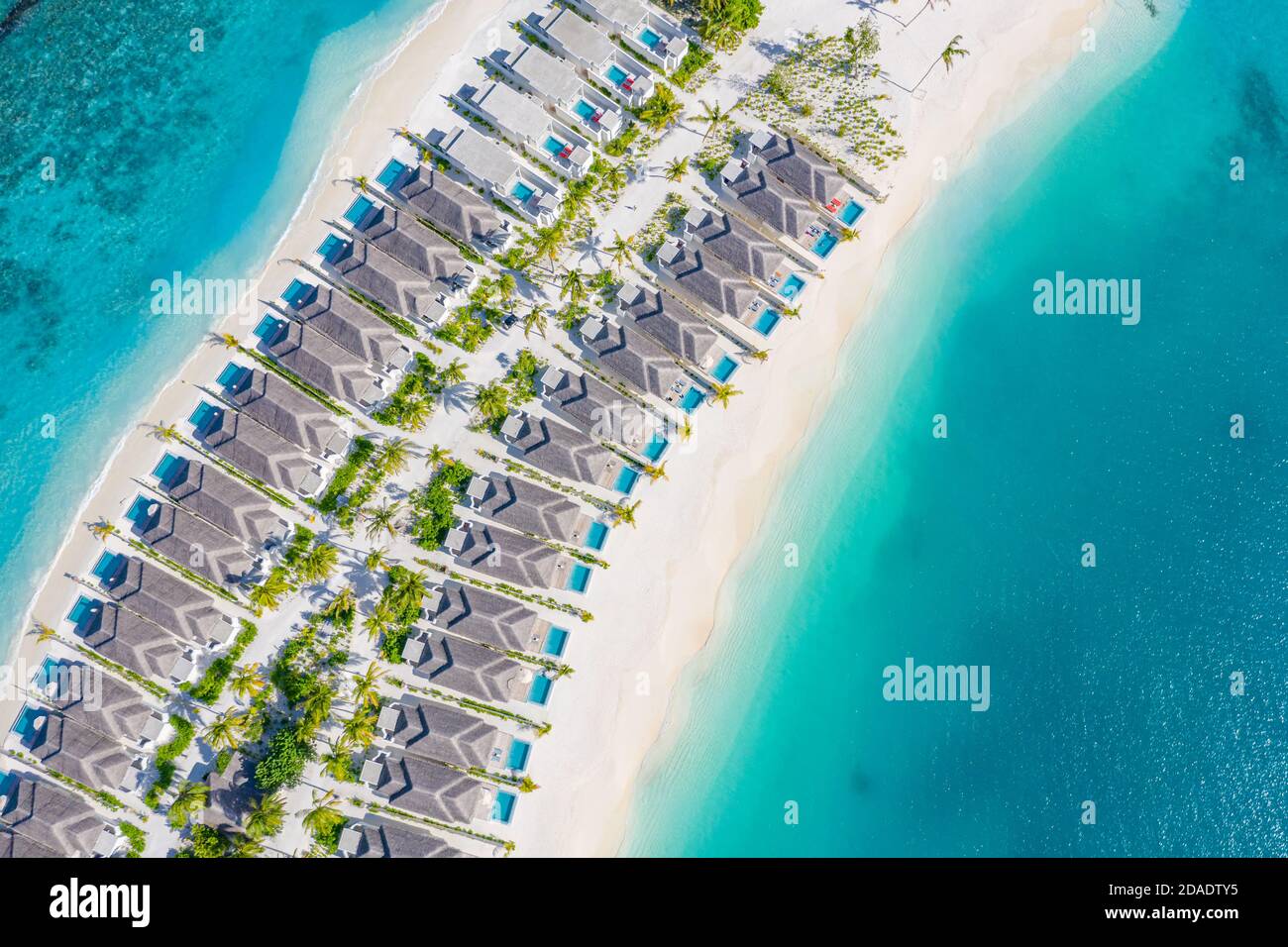 Atolle und Inseln auf den Malediven. Tropische Insel auf den Malediven mit luxuriösen Wasservillen, Bungalows über dem herrlichen blauen Meer. Sommerurlaub, Luftaufnahme Stockfoto