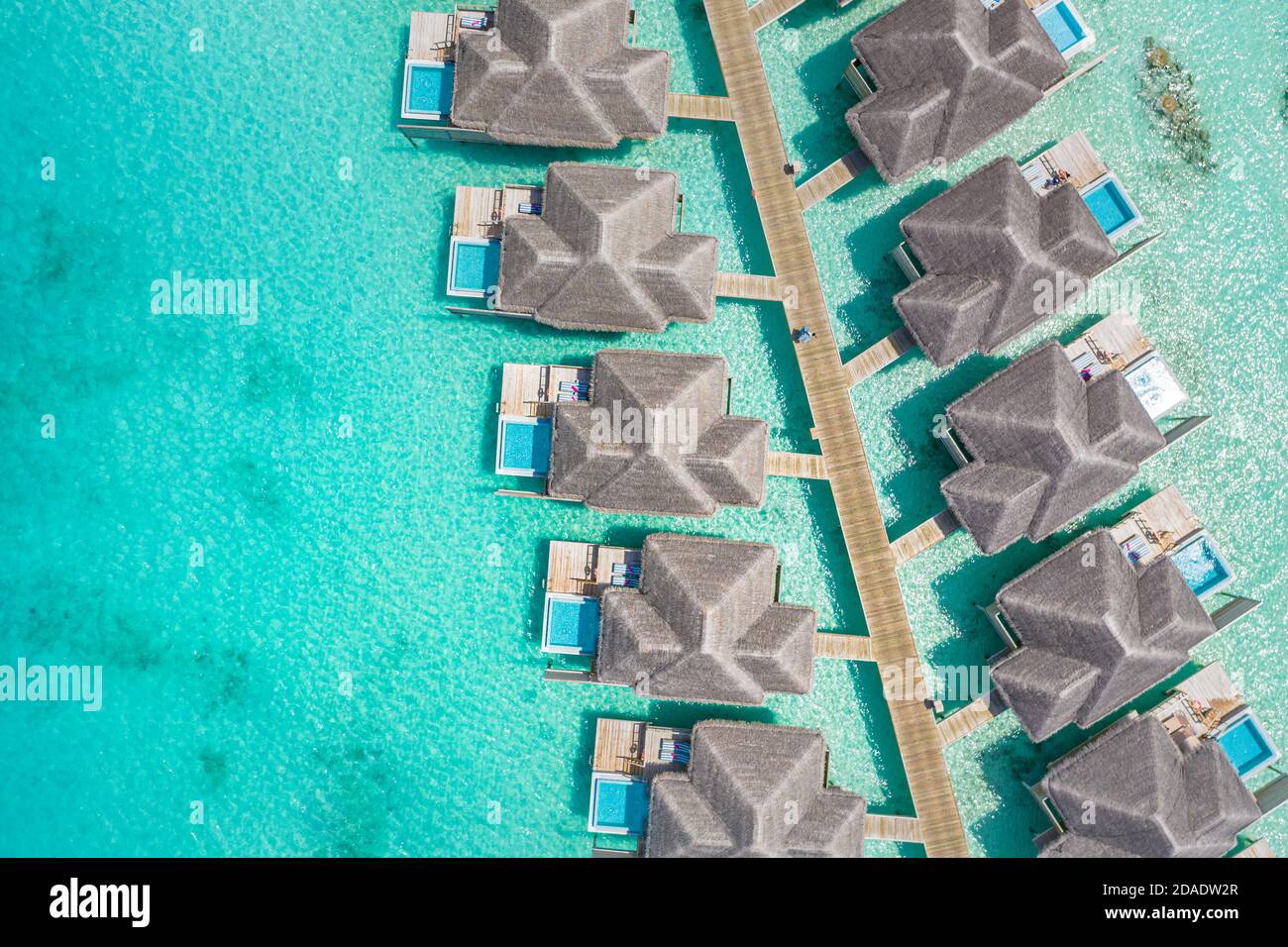 Atolle und Inseln auf den Malediven. Tropische Insel auf den Malediven mit luxuriösen Wasservillen, Bungalows über dem herrlichen blauen Meer. Sommerurlaub, Luftaufnahme Stockfoto
