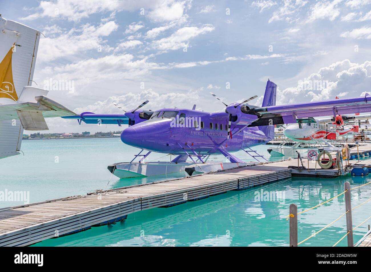 Male, Malediven – 20. Februar 2018: TMA - Trans Maldivian Airways De Havilland Canada DHC-6-300 Twin Otter Wasserflugzeug am Flughafen Male (MLE) auf den Malediven Stockfoto