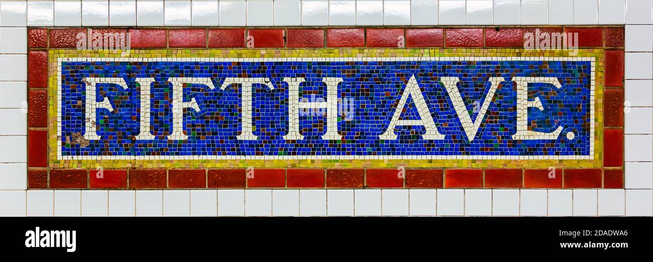 Mosaikschild an der U-Bahn-Station Fifth Avenue in Manhattan Stockfoto