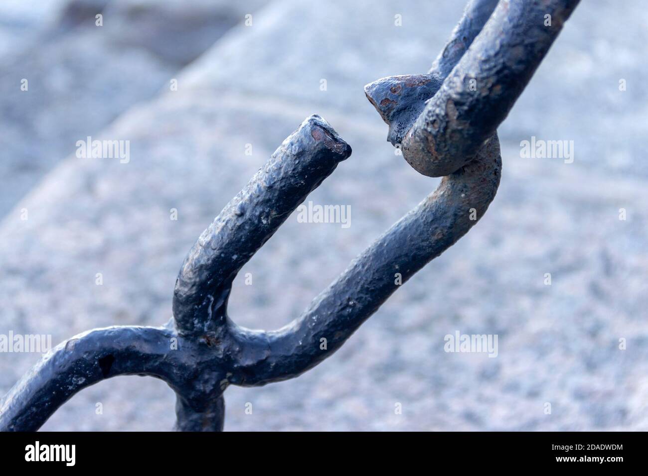 Das zerbrochene Glied einer alten rostigen nautischen Kette. Stockfoto