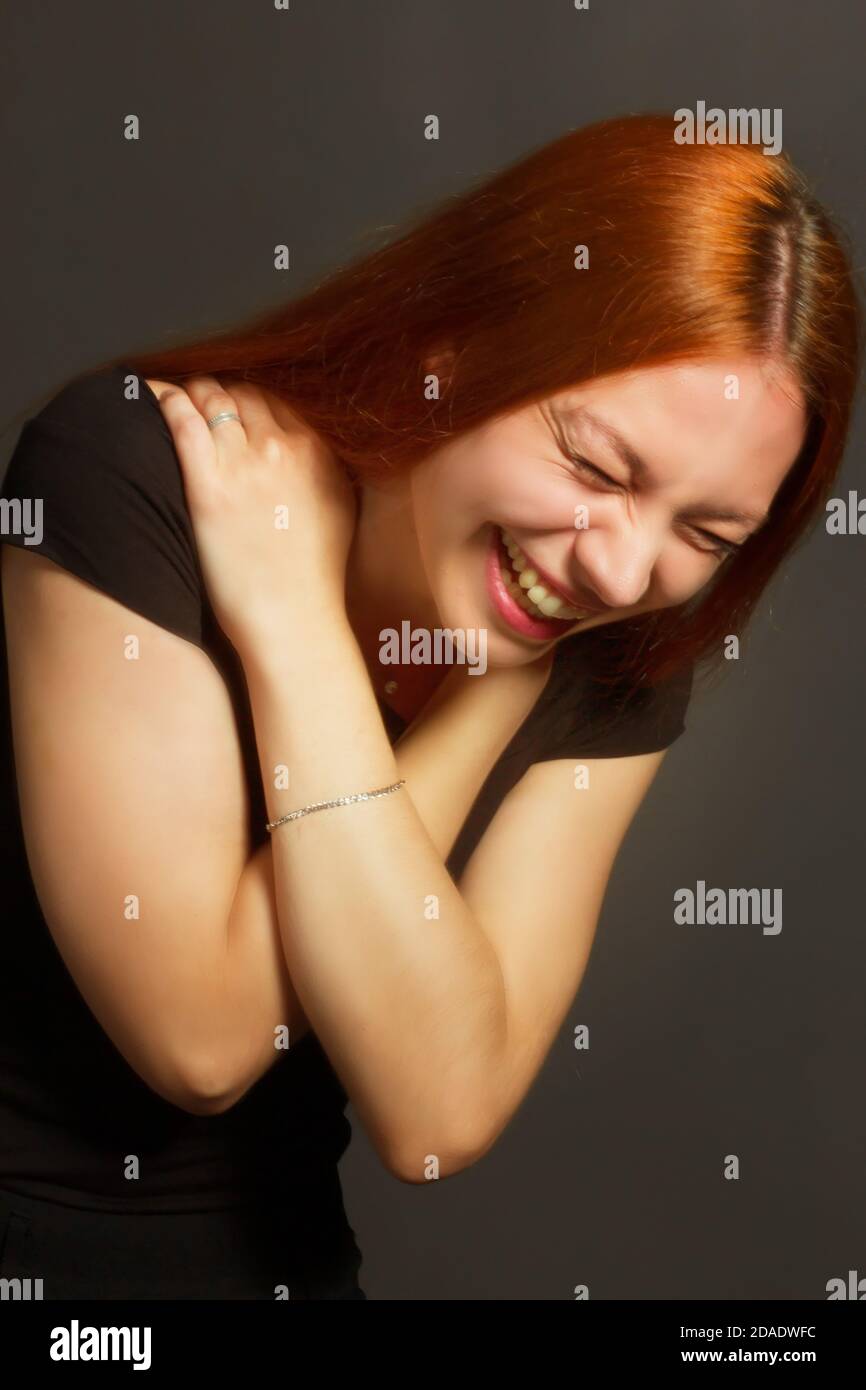 Porträt einer schönen rothaarigen jungen positiven Frau Stockfoto