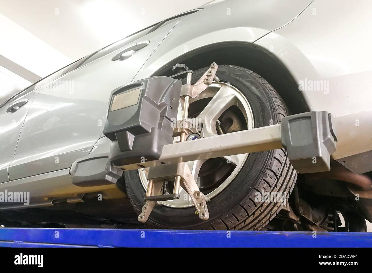 Auto unterziehen Rad ausrichten in der Garage Stockfoto