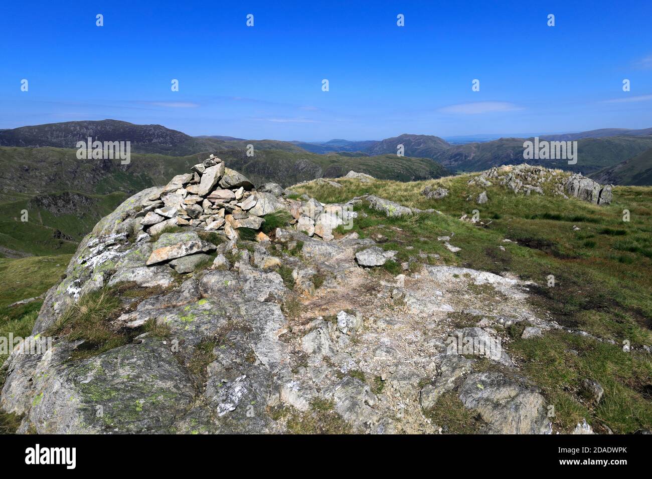 The Summit Cairn of Little Hart Crag Fell, Hartsop Valley, Kirkstone Pass, Lake District National Park, Cumbria, England, UK Little Hart Crag Fell ist ein kleines Klettergebiet Stockfoto