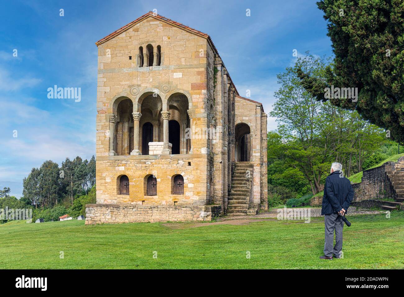 Vorromanische Kirche Santa Maria del Naranco, Oviedo, Asturien, Spanien. Santa Maria del Naranco ist Teil des UNESCO-Weltkulturerbes Monumen Stockfoto