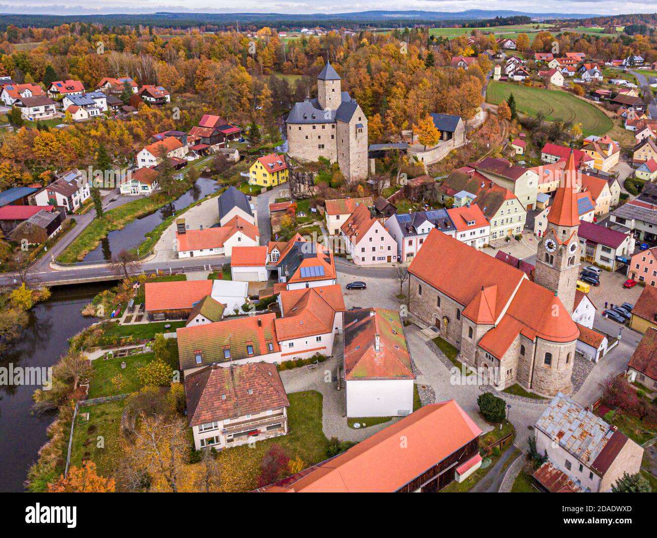 Das Dorf Falkenberg in Bayern mit seiner befestigten Burg, Deutschland Stockfoto