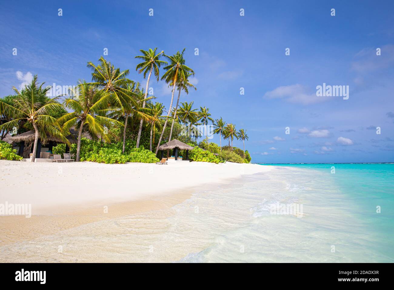 Tropische Natur, exotische Strandlandschaft. Paradiesische Insel, Küste. Ruhiges Meerwasser unter weichem blauen Himmel. Ruhige Natur Stockfoto