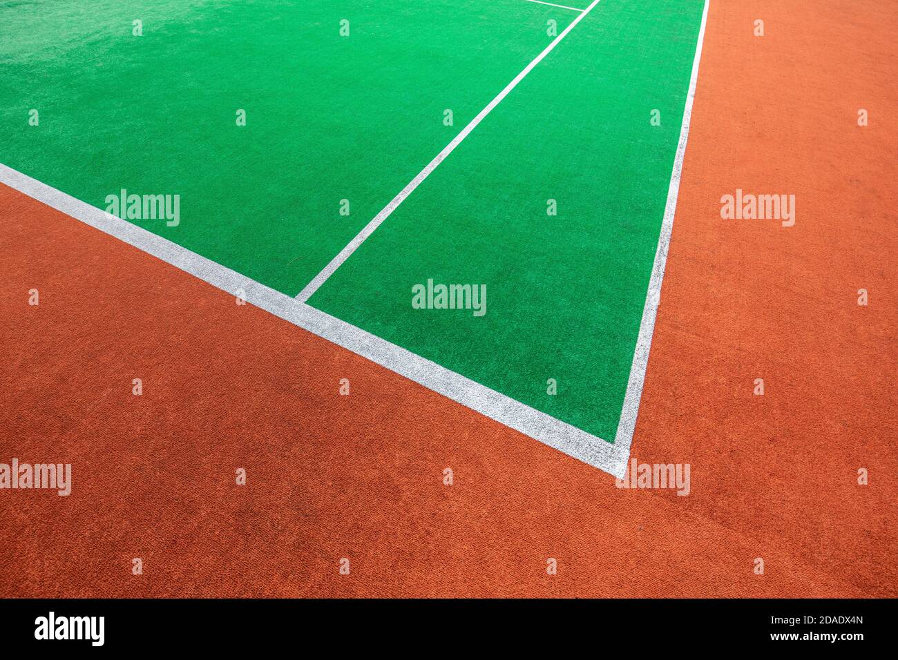 Tennisplatz. Tennisplätze machen ein Interessantes Muster. Abstrakt Sommer Outdoor-Sport, Freizeit Hintergrund, Tennisplatz an einem sonnigen Tag Stockfoto