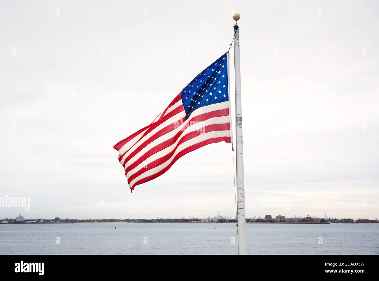 Amerikanische Flagge am Strand von Breezy Point. Breezy Point ist ein Viertel im New Yorker Stadtteil Queens, das sich am westlichen Ende der R befindet Stockfoto