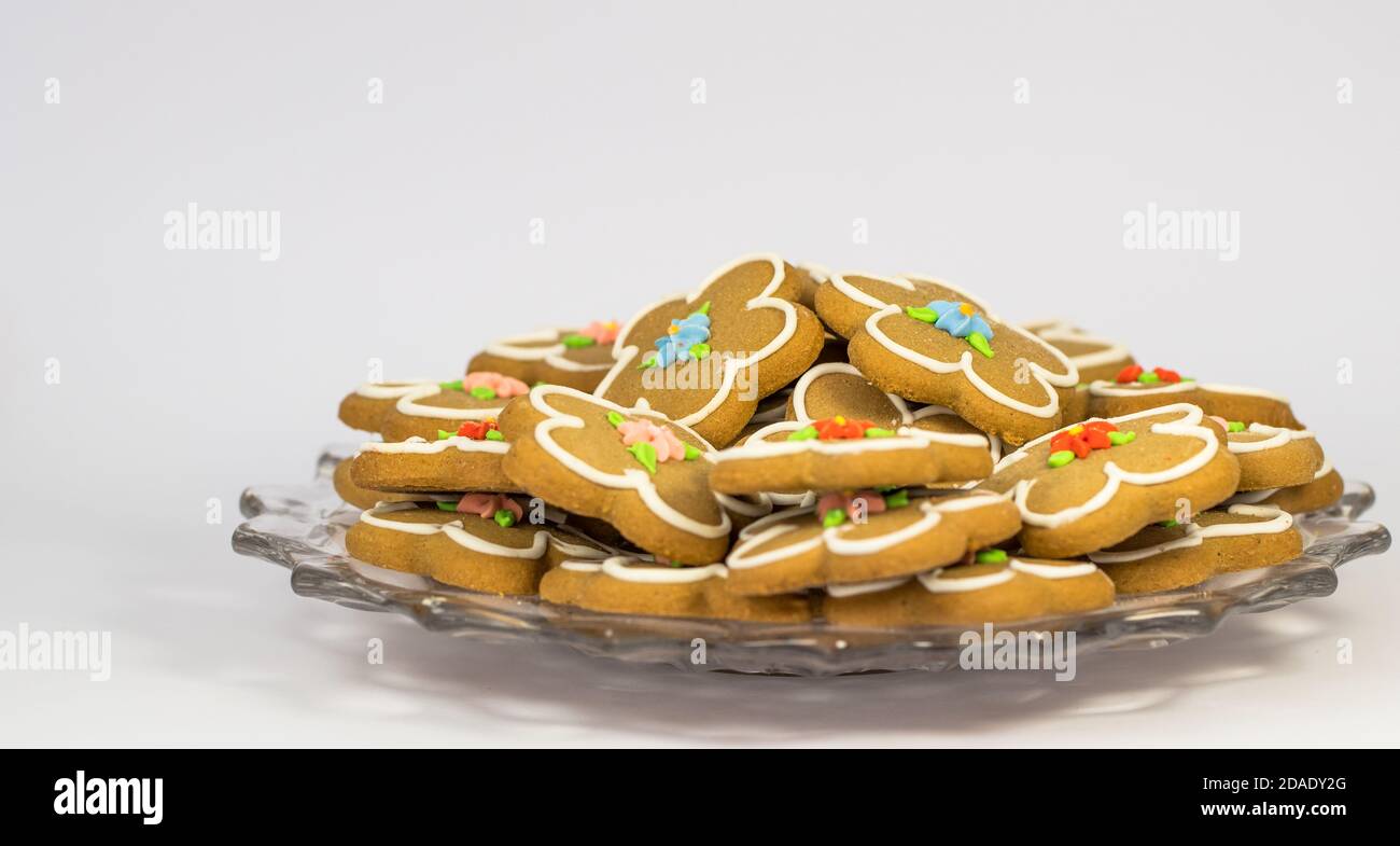 Draufsicht auf blütenförmige Lebkuchenkekse Stockfoto