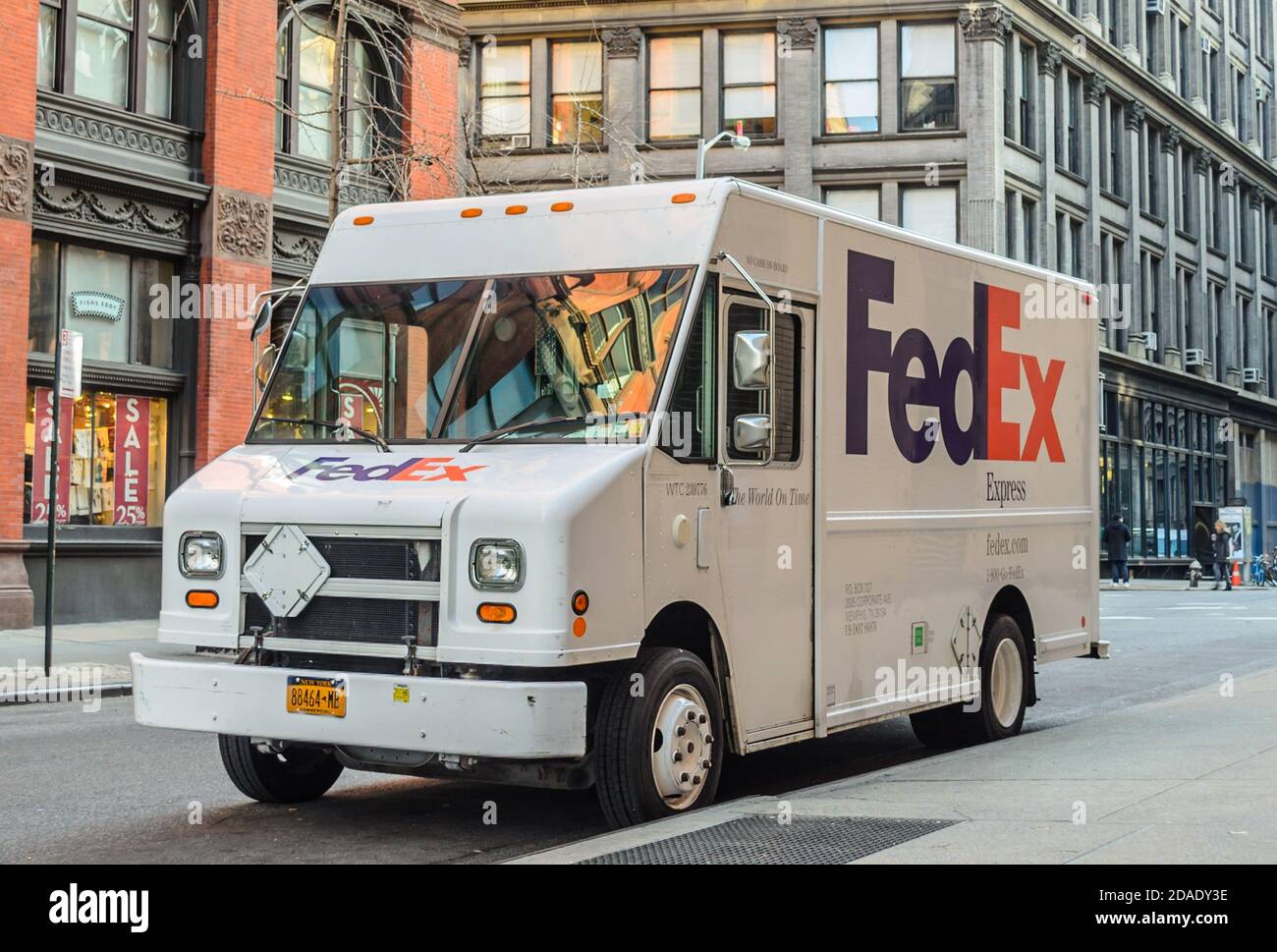 FedEx Van geparkt in Midtown Manhattan, New York City, USA Stockfoto