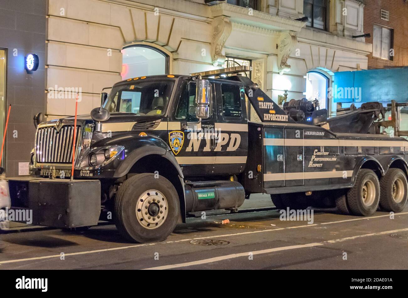 New York Police Department Heavy Duty Tow Truck geparkt in Midtown Manhattan Stockfoto