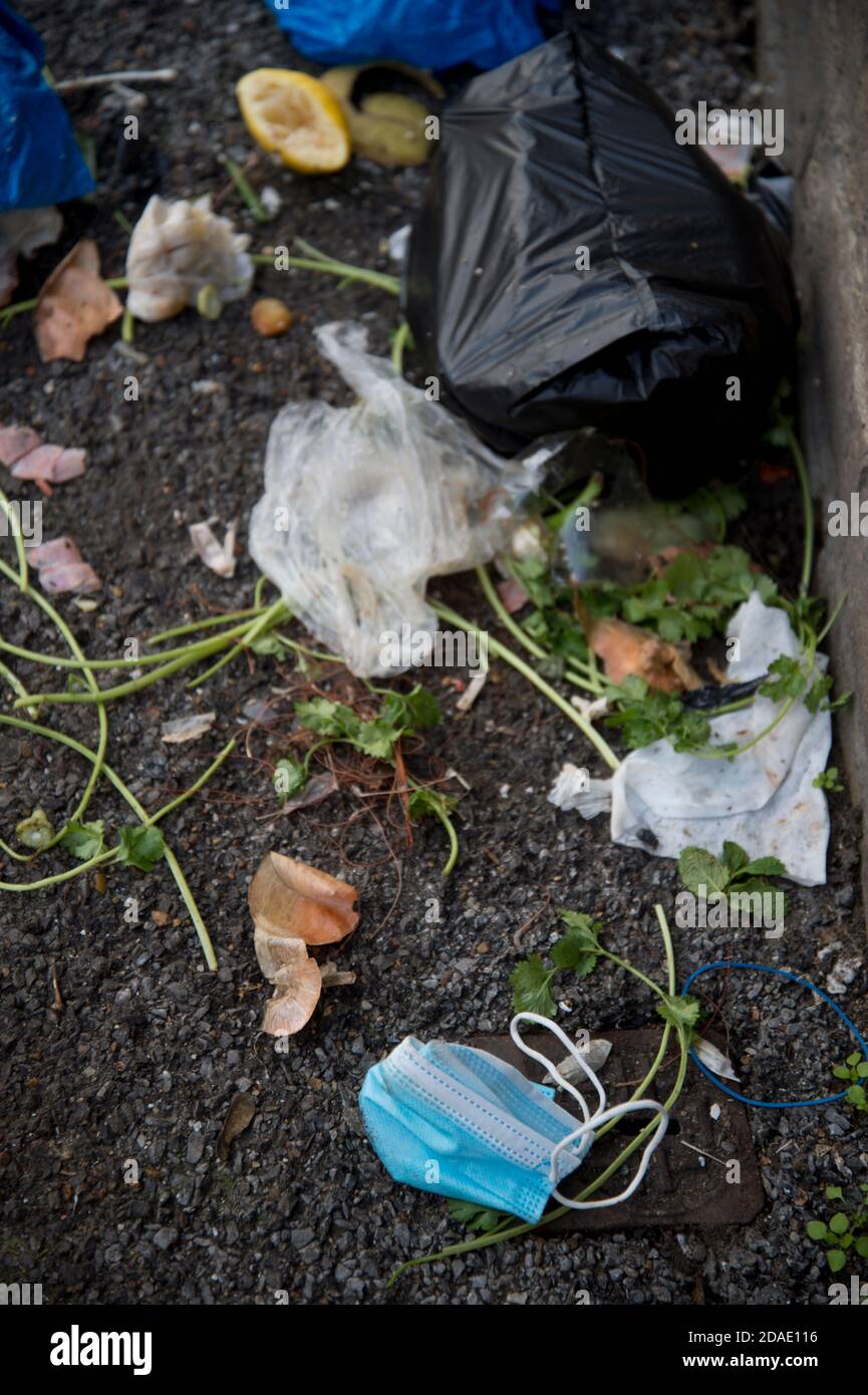 London, Hackney. Mit Anbringen versehene Gesichtsmask. Stockfoto