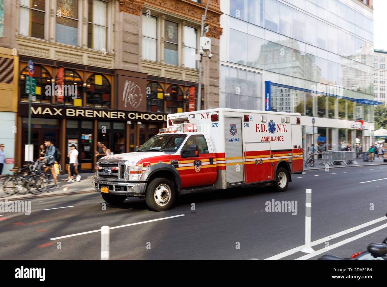 NEW YORK, USA - 16. Sep 2017: FDNY Ambulance Car. FDNY ist eine Regierungsabteilung von NYC und ist der größte kombinierte Feuer- und Rettungsdienst-Anbieter in t Stockfoto