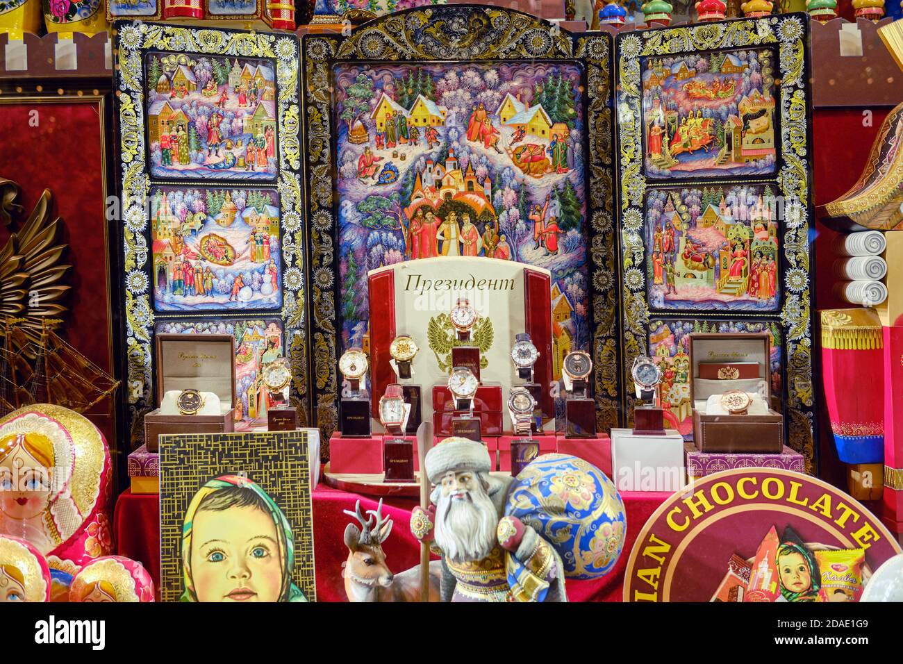 Souvenirladen in Moskau - eine Vitrine mit der Präsidentenuhr, russischen Gemälden, nistenden Puppen, Schokolade und dem Weihnachtsmann (Pater Frost) - Moskau, Stockfoto