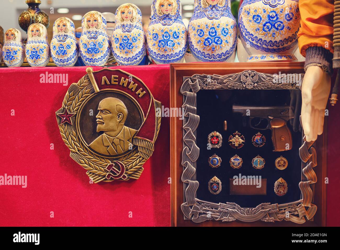 Russischer Souvenirladen - Vitrine mit Lenin, Nestpuppen, Bestellungen und einer Waffe Stockfoto