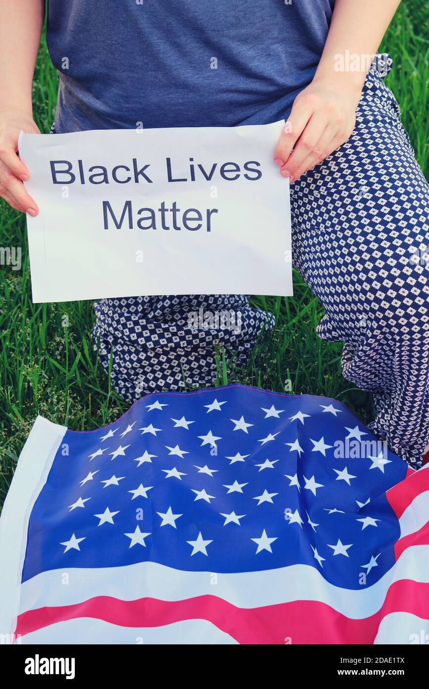 Protest in den Vereinigten Staaten, die amerikanische Flagge und der Text Black Lives Matter. Konzept von Anti-Rassismus-Protesten und Demonstrationen in den USA Stockfoto