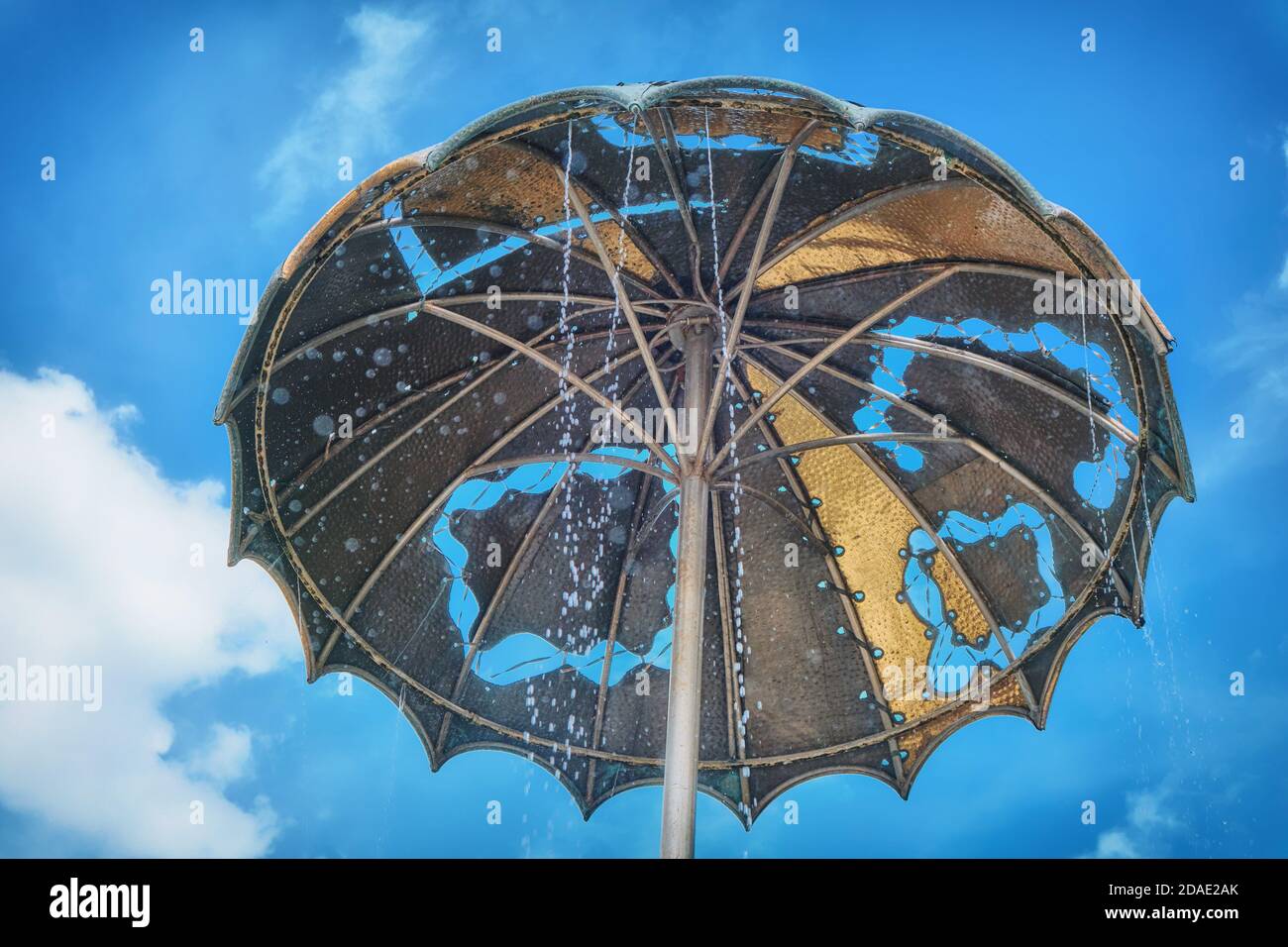 Moskau Russland 06 10 2019: Regenschirm auf dem Brunnen in der Nähe von Juri Nikulin Zirkus auf Tsvetnoy Boulevard Stockfoto