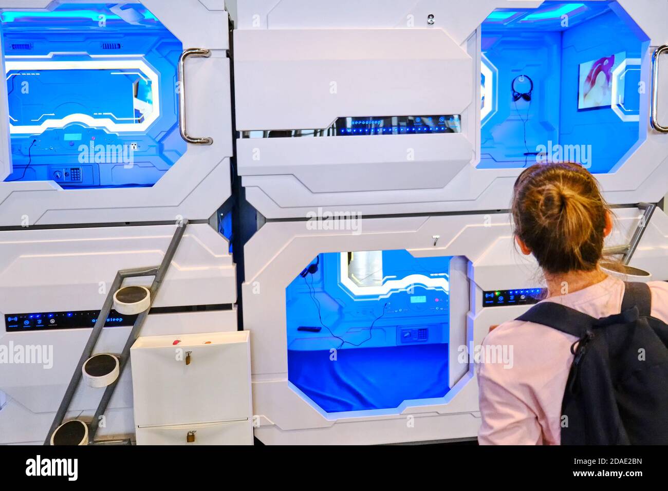 Capsule Hotel Aerosleep - eine der Varianten von Hotels in Japan, die eine kleine Schlafzellen auf einander befindet - Flughafen Sheremetievo, Stockfoto