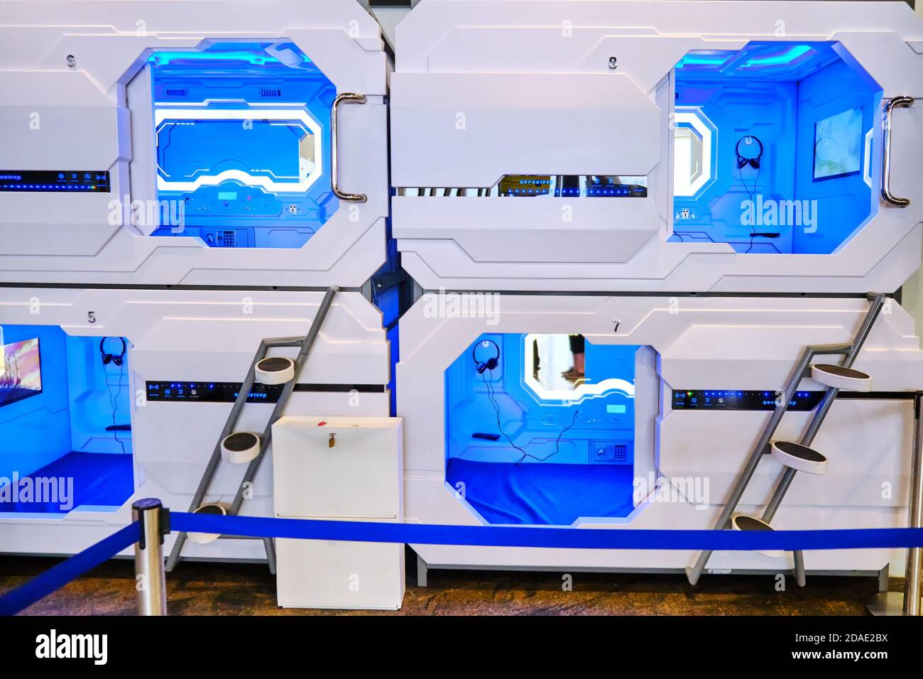 Capsule Hotel - eine der Varianten der japanischen Hotels, die eine kleine Schlafzellen auf einander befindet ist. Sie befinden sich hauptsächlich in der Nähe von Maj Stockfoto