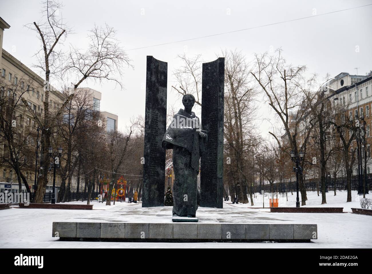 Das Denkmal Nadeschda Krupskaja - Lenins Frau und der Kollege auf dem Platz des Sretenski Tores. Moskau, Russland, 24.01.2020 Stockfoto