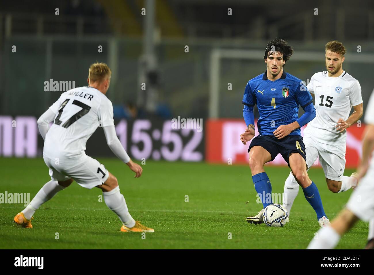 Firenze, Italien. November 2020. Martin Miller (Estland)Sandro Tonali (Italien)Rauno Sappinen (Estland) während des UEFA-Spiels "Nations League 2020-2021" zwischen Italien 4-0 Estland im Artemio Franchi Stadion am 11. November 2020 in Firenze, Italien. Quelle: Maurizio Borsari/AFLO/Alamy Live News Stockfoto